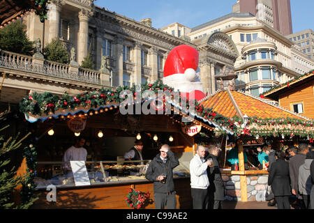 Les étals du marché allemand de Birmingham et shoppers.prises le jour de l'ouverture 17 novembre 2011. Banque D'Images