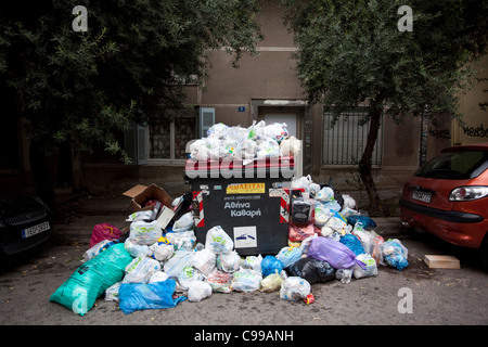 Des piles de déchets domestiques s'accumuler sur les rues d'Athènes pendant les grèves, la Grèce. Photo:Jeff Gilbert Banque D'Images