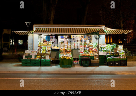 Fruits et légumes indépendant / vegetable stall sur Oxford Road à proximité du campus de l'université de Manchester. (Usage éditorial uniquement). Banque D'Images