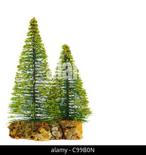 Bel arbre de Noël isolé, saison des fêtes & décoration ornement sur fond blanc Banque D'Images