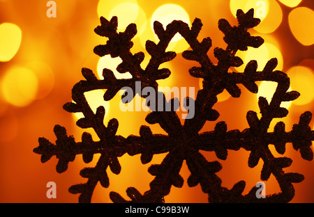 Snowflake background golden Christmas Tree ornament et décorations de Noël sur feux de flou artistique abstrait Banque D'Images