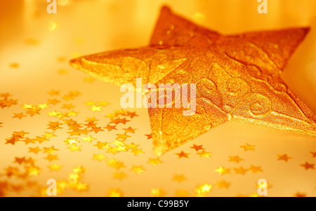 Golden Star, décoration d'arbre de Noël avec des petites étoiles comme ornement fond de vacances Banque D'Images