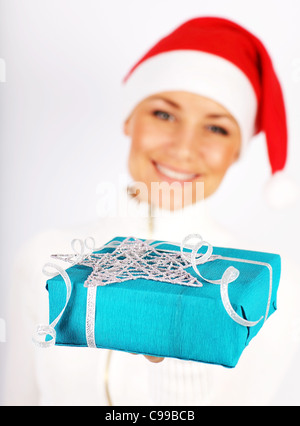 Happy Santa girl smiling, holding holiday gift box que Noël & Nouvel an présent avec ornement décoration isolated on white Banque D'Images