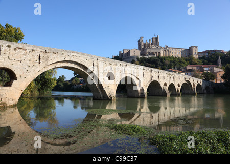 Vieux pont Pont Vieux et la cathédrale à Béziers, France Banque D'Images