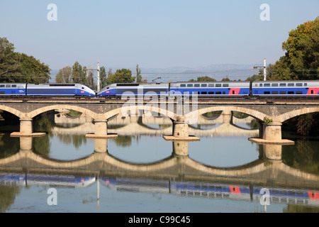 Train à grande vitesse français TGV traversant le pont à Béziers, France Banque D'Images