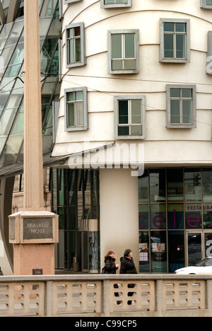 Prague, République tchèque.'Dancing House' (Tancící dum) à Rašínovo nábreží (Milunc 80 Vlado et Frank O Gehry ; 1996) Banque D'Images