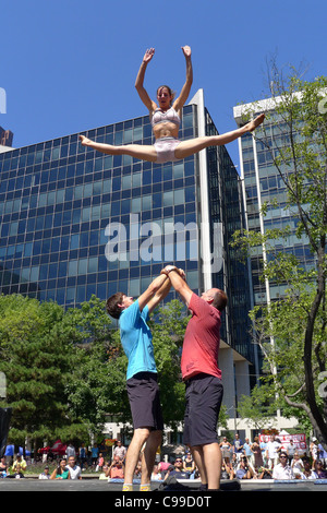 Effectuer des acrobates dans la rue dans le cadre de la 2010 Toronto buskerfest. Banque D'Images