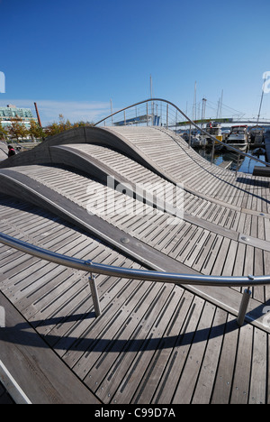 La plate-forme de l'onde d'une expérience dans l'architecture urbaine installée à Harbourfront, une zone touristique au bord de l'eau à Toronto Canada. Banque D'Images