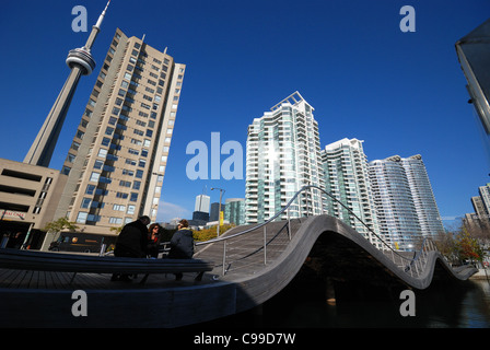 La plate-forme de l'onde d'une expérience dans l'architecture urbaine installée à Harbourfront, une zone touristique au bord de l'eau à Toronto Canada. Banque D'Images