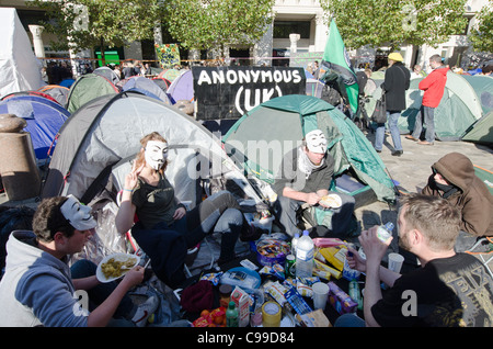 Les manifestants tente capitaliste la Cathédrale St Paul, Ville de London UK. Occupy London. Démonstration de manifestants Anonymous UK Banque D'Images