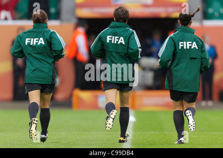 WOLFSBURG, ALLEMAGNE - 3 JUILLET : L'équipe d'arbitres se réchauffe avant un match de Coupe du monde féminine de la FIFA du Groupe d entre le Brésil et la Norvège à l'Arena Im Allerpark le 3 juillet 2011 à Wolfsburg, en Allemagne. De gauche à droite : Marlene Duffy, Kari Seitz, Veronica Perez. Usage éditorial exclusif. Utilisation commerciale interdite. (Photographie de Jonathan Paul Larsen / Diadem images) Banque D'Images
