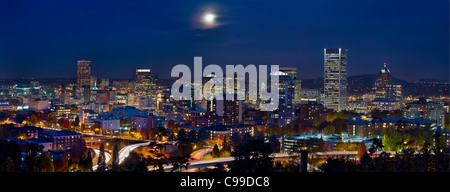 Lune se lever sur Portland Oregon City Skyline et légèreté à l'Heure Bleue Banque D'Images