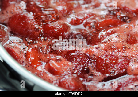 Libre de la confiture de fraise d'être cuits dans l'acier inoxydable Banque D'Images