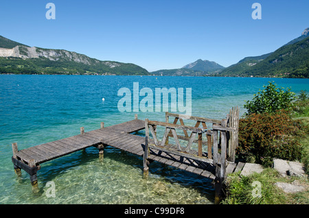 Lac Annecy Talloires proche d'amarrage en bois Haute Savoie le sud-est de la France Banque D'Images