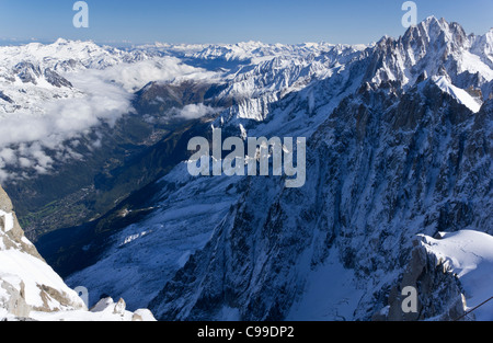 Jusqu'à la vallée de Chamonix avec les Aiguilles Rouges de l'autre côté, l'Aiguille du plan vers la droite. Banque D'Images