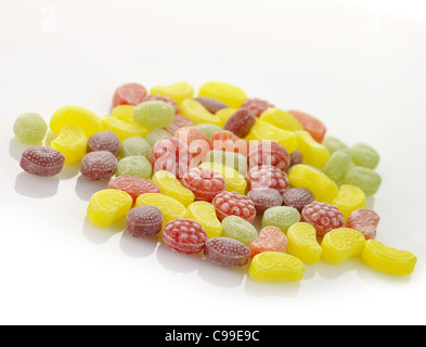 Assortiment de bonbons aromatisés aux fruits colorés sur fond blanc Banque D'Images