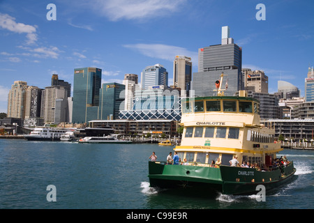 Un ferry Sydney arrive à Pyrmont Bay avec le Sydney skyline en arrière-plan. Darling Harbour, Sydney, New South Wales, Australia Banque D'Images