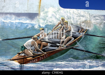 Surf Life Saving Club Voile peinture sur le côté d'un bâtiment de la rue principale. Opunake, Taranaki, en Nouvelle-Zélande, de l'Australasie Banque D'Images