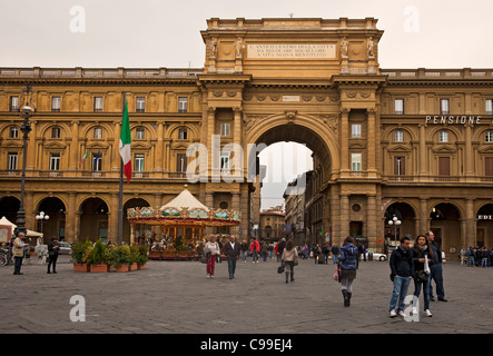 Les touristes et les habitants de Florence Piazza della Repubblica Florence le soir en face de l'Arc de Triomphe (1895) Banque D'Images