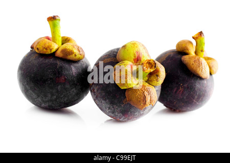 Trois fruits mangoustans isolé sur fond blanc Banque D'Images