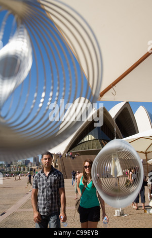 Un couple regarde l'artisanat dans l'Opéra de Sydney les marchés. Sydney, New South Wales, Australia Banque D'Images