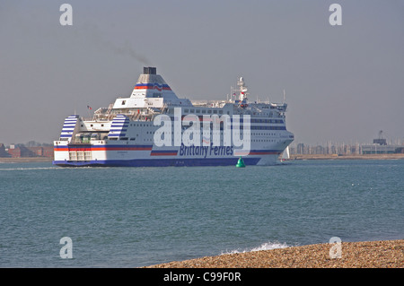 Navire qui approche de Brittany Ferries Portsmouth, Southsea, Portsmouth, Hampshire, Angleterre, Royaume-Uni Banque D'Images