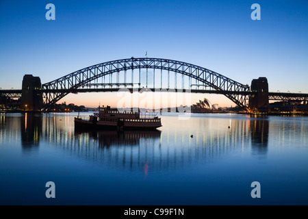 Vue sur la baie de lavande à l'Opéra de Sydney et le Harbour Bridge, à l'aube. Blues Point, Sydney, New South Wales, Australia Banque D'Images