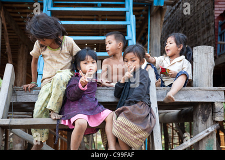 Kom Pong Pluke, Siem Reap, Cambodge. Un groupe d'enfants jouant. Banque D'Images