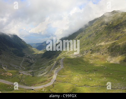 Fragment d'une route de haute altitude dans les montagnes.Lieu:Transfagarasan road, la plus haute route en Roumanie. Banque D'Images