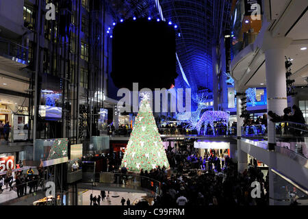 Le Centre Eaton de Toronto a été transformé en un pays des merveilles d'hiver avec les lumières et les décorations pour la saison de Noël et les jours fériés. En photo, le dévoilement de "l'arbre des désirs etui transparent Swarovski' le 17 novembre 2011. Banque D'Images