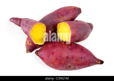 Cuit entier et moitié patates douces sur blanc. Banque D'Images