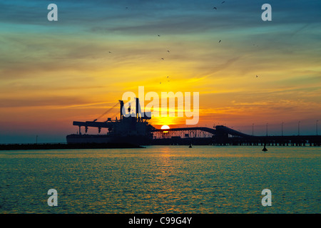 Jetée de charbon au lever du soleil dans le port de Gdansk, Pologne. Banque D'Images