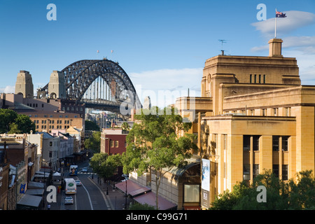 Voir l'historique le long de la rue George dans les rochers, avec Sydney Harbour Bridge au-delà. Sydney, New South Wales, Australia Banque D'Images