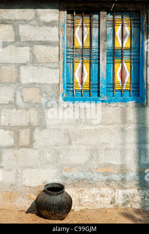 L'extérieur d'un pot d'eau indiens colorés bland brise indienne block house. L'Andhra Pradesh, Inde Banque D'Images