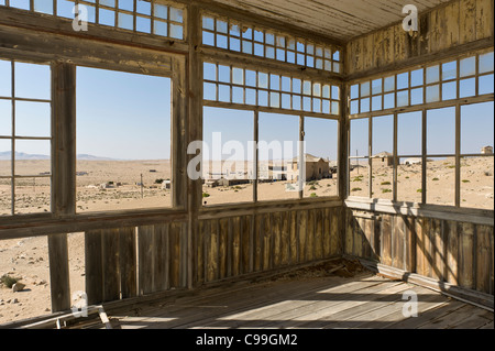 Vue depuis la véranda d'un bâtiment abandonné dans Kolmanskop un ancien mine de diamants en Namibie Banque D'Images