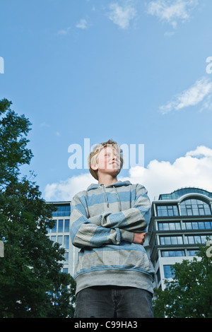 Allemagne, Berlin, Teenage boy standing in city Banque D'Images