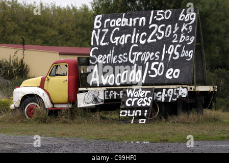 Vieux camion avec grand tableau noir publicité signer la promotion de fruits et légumes frais pour la vente. Foxton, Manawatu, d'Horowhenua Banque D'Images