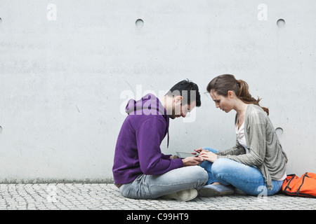 Allemagne, Berlin, Couple sur stairway Banque D'Images