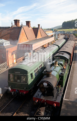 Weybourne Station sur la North Norfolk Railway (le coquelicot), avec un train à vapeur et un diesel en attente de depart Banque D'Images