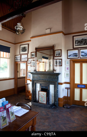 Salle d'attente de style édouardien à Weybourne station sur la North Norfolk Railway (le coquelicot) Banque D'Images