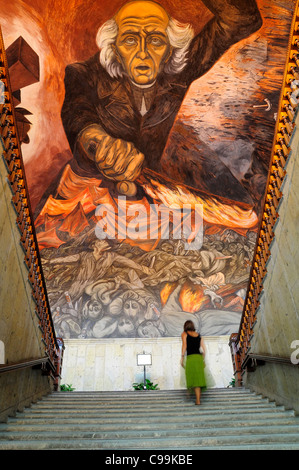 Le Mexique, Jalisco, Guadalajara, Palacio Gobierno ou du Palais du Gouvernement, fresque de Père Miguel Hidalgo avec escalier sur tourisme femelle Banque D'Images