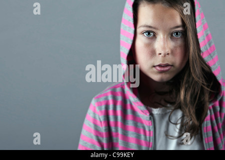Tourné d'une fille de 11 ans dans la région de stripe hooded top Banque D'Images
