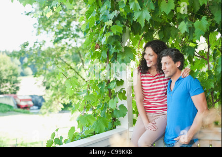 Germany, Bavaria, Couple dans jardin, smiling Banque D'Images