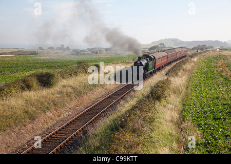 North Norfolk (chemin de la ligne de pavot) avec le train tiré par GWR 0-6-2T le nombre 5619 en direction de Weybourne Banque D'Images