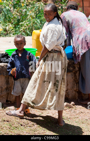 Des religieuses locales lavez les vêtements à la main près de la reine de Sheba's baignoire à Axoum, Nord de l'Ethiopie, l'Afrique. Banque D'Images