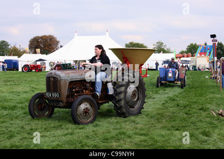 Défilé de tracteurs anciens à Gransden and District Agricultural Show 2011 Banque D'Images