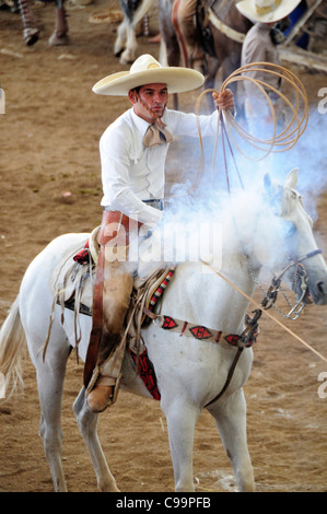 Le Mexique, Bajio, Zacatecas, cavalier traditionnel ou Charro mexicain en compétition rodéo, holding lasso. Banque D'Images