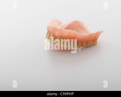 Dentier sur fond blanc, Close up Banque D'Images