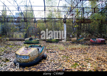 L'dodgems dans le parc d'Pripyat Pripyat zone d'exclusion de Tchernobyl l'Ukraine Banque D'Images