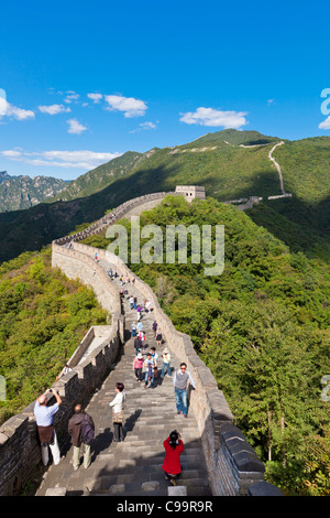 Les touristes qui visitent la Grande Muraille de Chine, Site du patrimoine mondial de l'UNESCO, District de Mutianyu, Beijing, China, Asia Banque D'Images